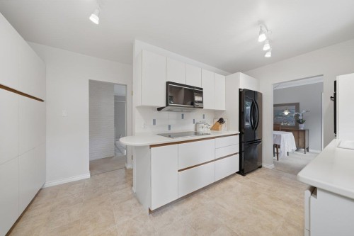 3250 Delbrook Avenue, North Vancouver, BC - Indoor Photo Showing Kitchen