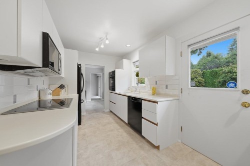 3250 Delbrook Avenue, North Vancouver, BC - Indoor Photo Showing Kitchen