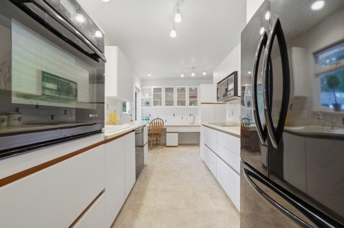 3250 Delbrook Avenue, North Vancouver, BC - Indoor Photo Showing Kitchen