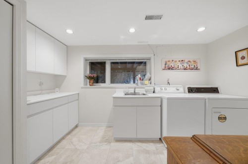 3250 Delbrook Avenue, North Vancouver, BC - Indoor Photo Showing Laundry Room