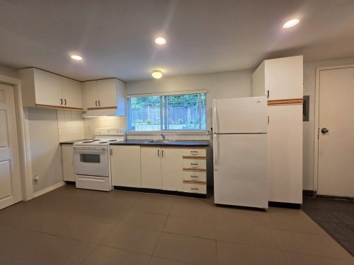 737 Robinson, Coquitlam, BC - Indoor Photo Showing Kitchen