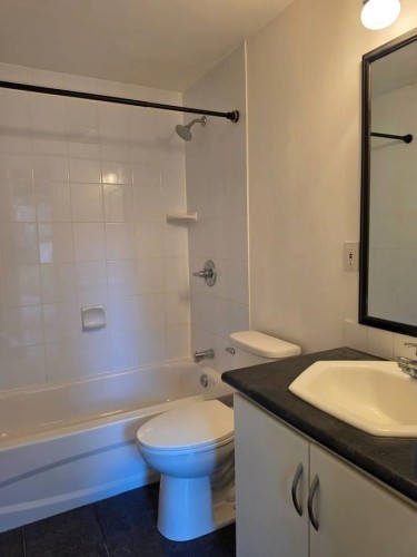 737 Robinson, Coquitlam, BC - Indoor Photo Showing Bathroom