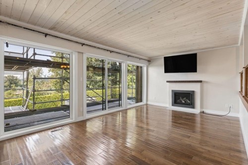 1056 Lillooet Road, North Vancouver, BC - Indoor Photo Showing Living Room With Fireplace