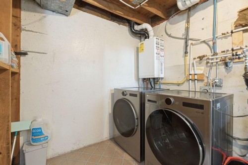 1056 Lillooet Road, North Vancouver, BC - Indoor Photo Showing Laundry Room