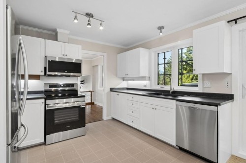 1056 Lillooet Road, North Vancouver, BC - Indoor Photo Showing Kitchen