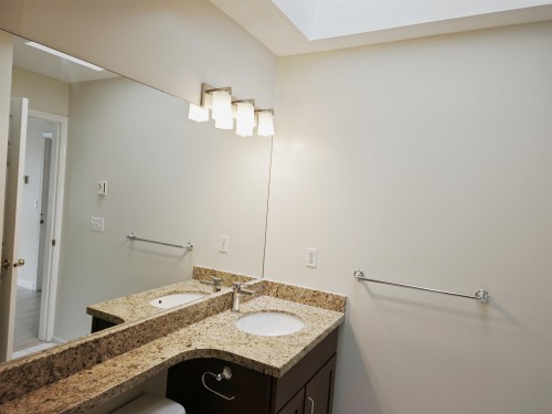 32-355 Duthie Avenue, Burnaby, BC - Indoor Photo Showing Bathroom