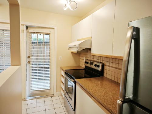 32-355 Duthie Avenue, Burnaby, BC - Indoor Photo Showing Kitchen