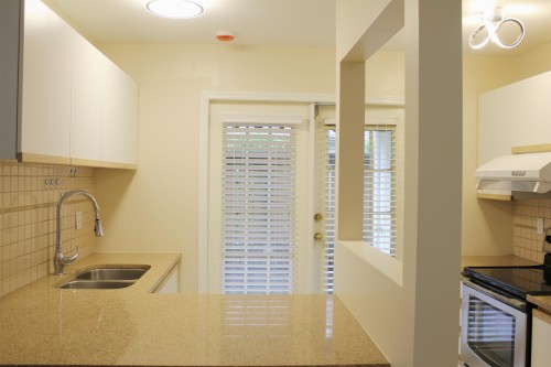 32-355 Duthie Avenue, Burnaby, BC - Indoor Photo Showing Kitchen With Double Sink