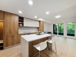 3xx-133 49th Avenue WVancouver, BC V5Y 0P8