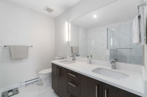409-1633 Tatlow Avenue, North Vancouver, BC - Indoor Photo Showing Bathroom