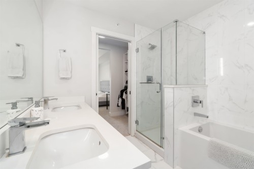 409-1633 Tatlow Avenue, North Vancouver, BC - Indoor Photo Showing Bathroom