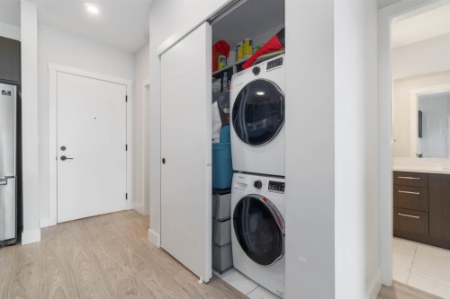 409-1633 Tatlow Avenue, North Vancouver, BC - Indoor Photo Showing Laundry Room