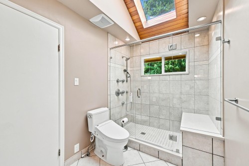 5519 Cliffridge Place, North Vancouver, BC - Indoor Photo Showing Bathroom