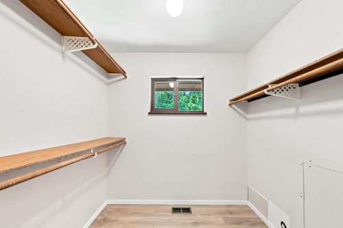 5519 Cliffridge Place, North Vancouver, BC - Indoor With Storage
