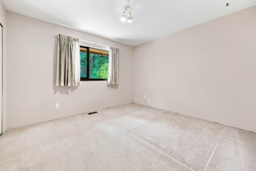 5519 Cliffridge Place, North Vancouver, BC - Indoor Photo Showing Other Room