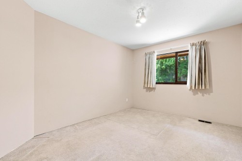 5519 Cliffridge Place, North Vancouver, BC - Indoor Photo Showing Other Room