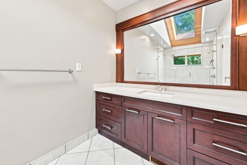 5519 Cliffridge Place, North Vancouver, BC - Indoor Photo Showing Bathroom