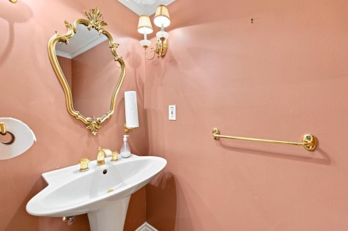 5519 Cliffridge Place, North Vancouver, BC - Indoor Photo Showing Bathroom