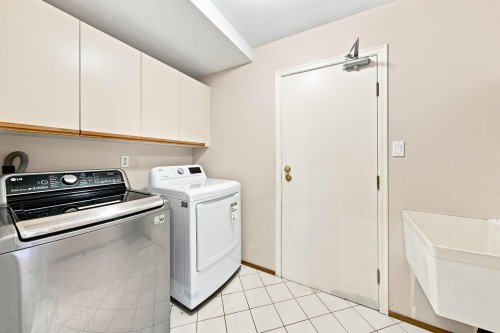 5519 Cliffridge Place, North Vancouver, BC - Indoor Photo Showing Laundry Room