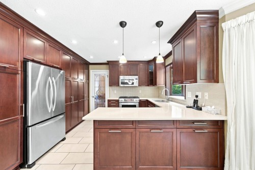 5519 Cliffridge Place, North Vancouver, BC - Indoor Photo Showing Kitchen With Upgraded Kitchen