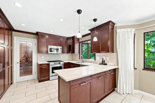 5519 Cliffridge Place, North Vancouver, BC - Indoor Photo Showing Kitchen With Upgraded Kitchen