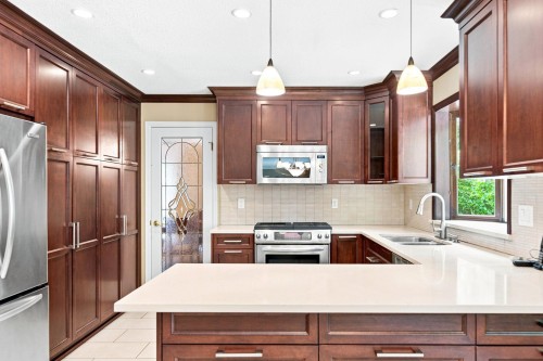 5519 Cliffridge Place, North Vancouver, BC - Indoor Photo Showing Kitchen With Double Sink With Upgraded Kitchen