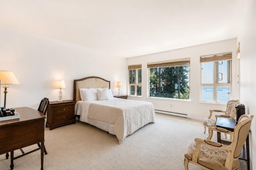 2462 Shadbolt Lane, West Vancouver, BC - Indoor Photo Showing Bedroom