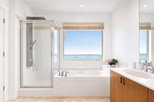 2462 Shadbolt Lane, West Vancouver, BC - Indoor Photo Showing Bathroom