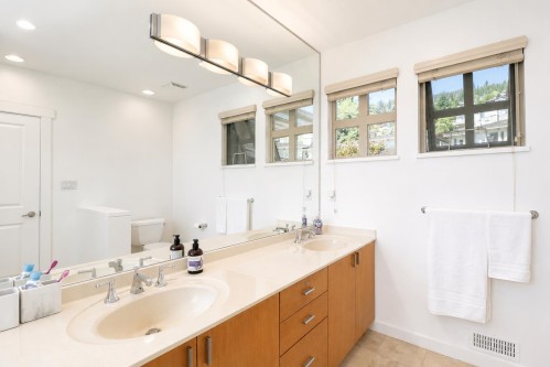 2462 Shadbolt Lane, West Vancouver, BC - Indoor Photo Showing Bathroom