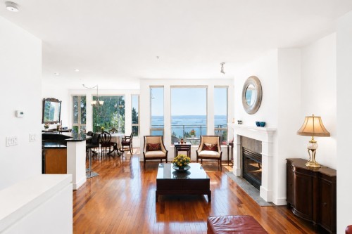 2462 Shadbolt Lane, West Vancouver, BC - Indoor Photo Showing Living Room With Fireplace