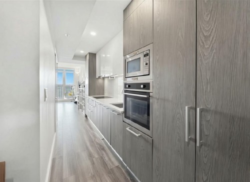 2006-285 10Th Avenue E, Vancouver, BC - Indoor Photo Showing Kitchen With Upgraded Kitchen