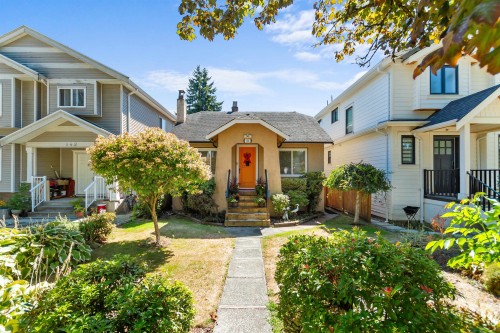 136 45Th Avenue E, Vancouver, BC - Outdoor With Facade