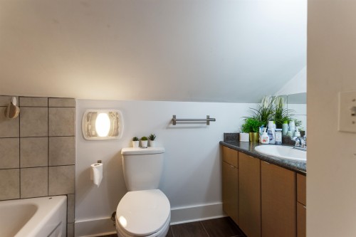 136 45Th Avenue E, Vancouver, BC - Indoor Photo Showing Bathroom