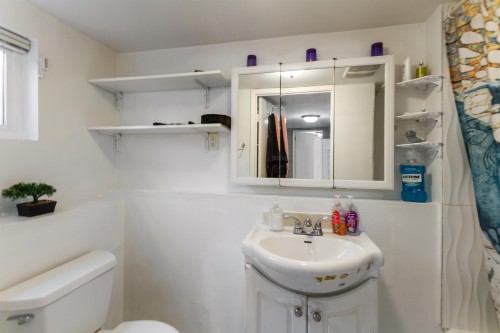 136 45Th Avenue E, Vancouver, BC - Indoor Photo Showing Bathroom
