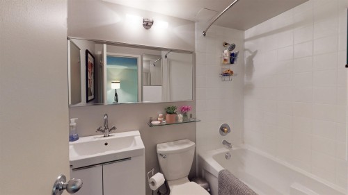 111-853 7Th Avenue E, Vancouver, BC - Indoor Photo Showing Bathroom