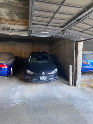 111-853 7Th Avenue E, Vancouver, BC - Indoor Photo Showing Garage