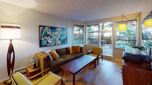111-853 7Th Avenue E, Vancouver, BC - Indoor Photo Showing Living Room
