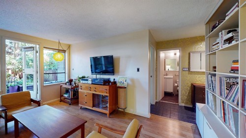 111-853 7Th Avenue E, Vancouver, BC - Indoor Photo Showing Living Room