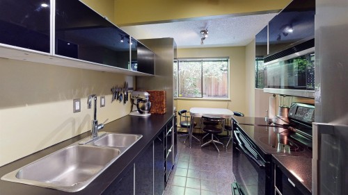 111-853 7Th Avenue E, Vancouver, BC - Indoor Photo Showing Kitchen With Double Sink