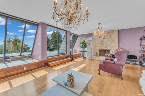 1315 Tyrol Road, West Vancouver, BC - Indoor Photo Showing Living Room With Fireplace