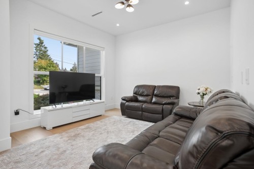 416 Trinity Street, Coquitlam, BC - Indoor Photo Showing Living Room