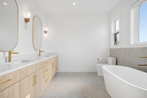 416 Trinity Street, Coquitlam, BC - Indoor Photo Showing Bathroom