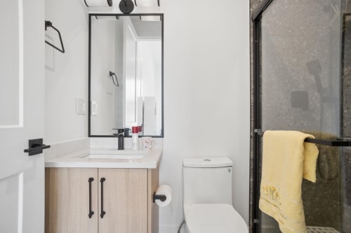 416 Trinity Street, Coquitlam, BC - Indoor Photo Showing Bathroom