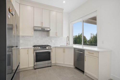 416 Trinity Street, Coquitlam, BC - Indoor Photo Showing Kitchen With Upgraded Kitchen