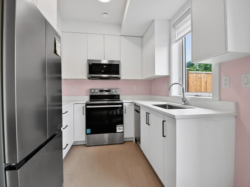 2-2254 24Th Avenue E, Vancouver, BC - Indoor Photo Showing Kitchen