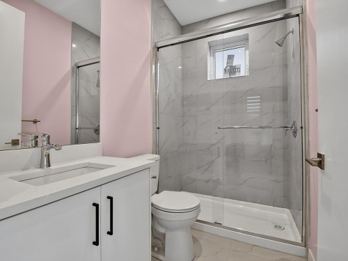 2-2254 24Th Avenue E, Vancouver, BC - Indoor Photo Showing Bathroom