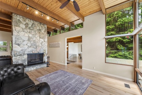 550 Ventura Crescent, North Vancouver, BC - Indoor Photo Showing Living Room With Fireplace