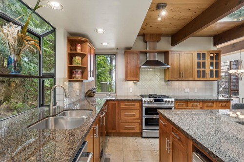 550 Ventura Crescent, North Vancouver, BC - Indoor Photo Showing Kitchen With Stainless Steel Kitchen With Double Sink With Upgraded Kitchen