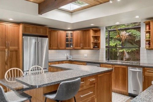 550 Ventura Crescent, North Vancouver, BC - Indoor Photo Showing Kitchen