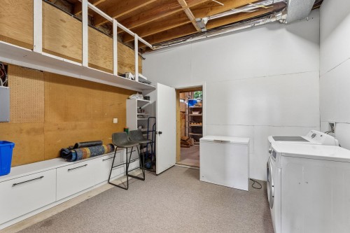 550 Ventura Crescent, North Vancouver, BC - Indoor Photo Showing Laundry Room